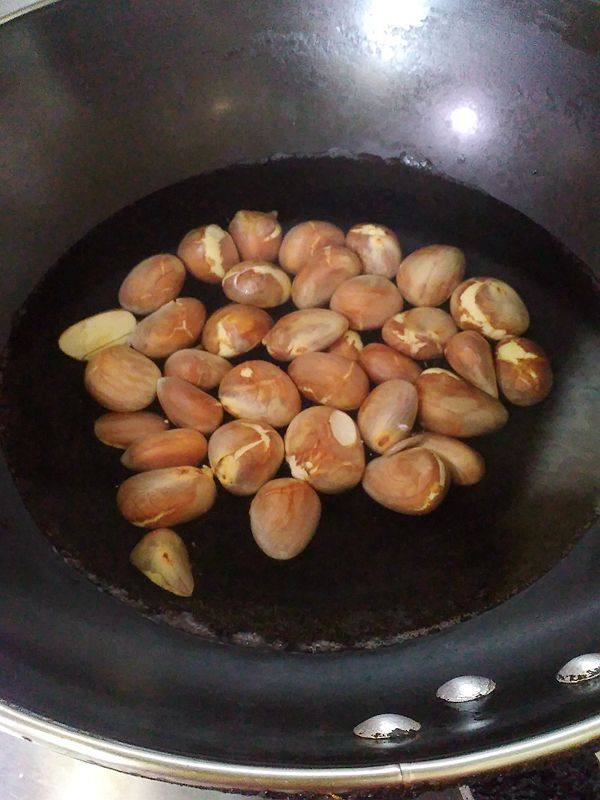 菠萝蜜核仁焖鸡翅步骤3