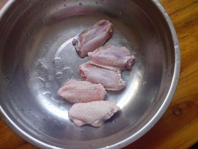 鸡翅炒洋葱步骤1