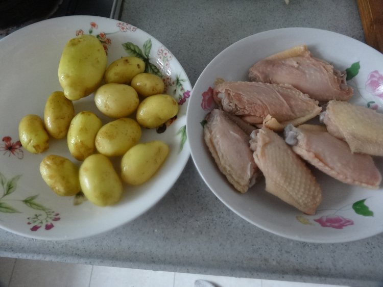 小土豆炖鸡翅步骤1