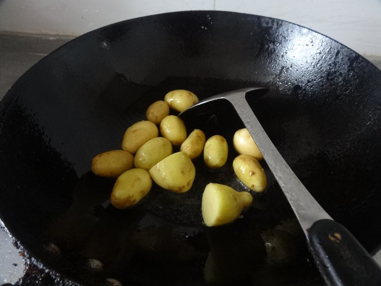 小土豆炖鸡翅步骤3