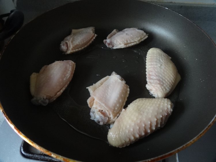 小土豆炖鸡翅步骤2