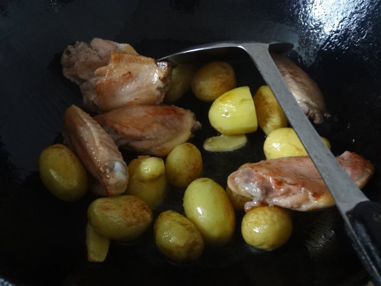 小土豆炖鸡翅步骤7