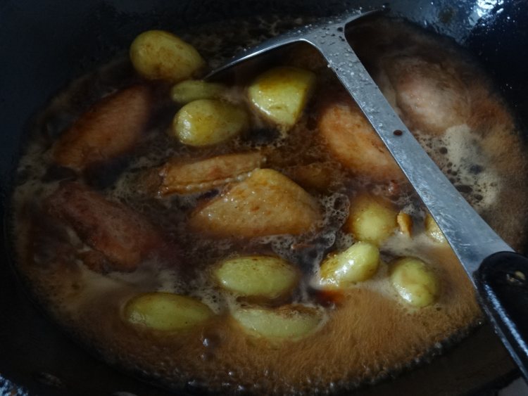 小土豆炖鸡翅步骤8