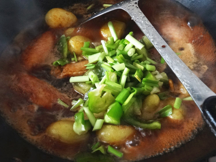 小土豆炖鸡翅步骤9