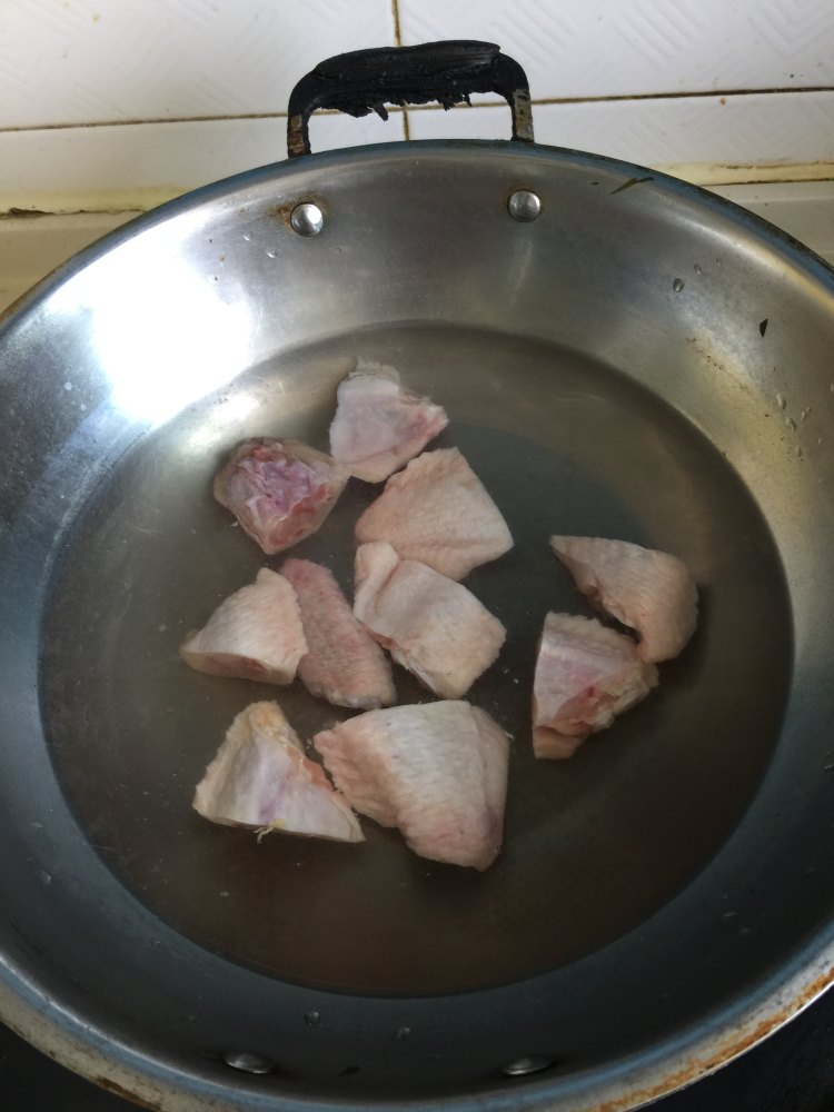小葱焖鸡翅步骤1