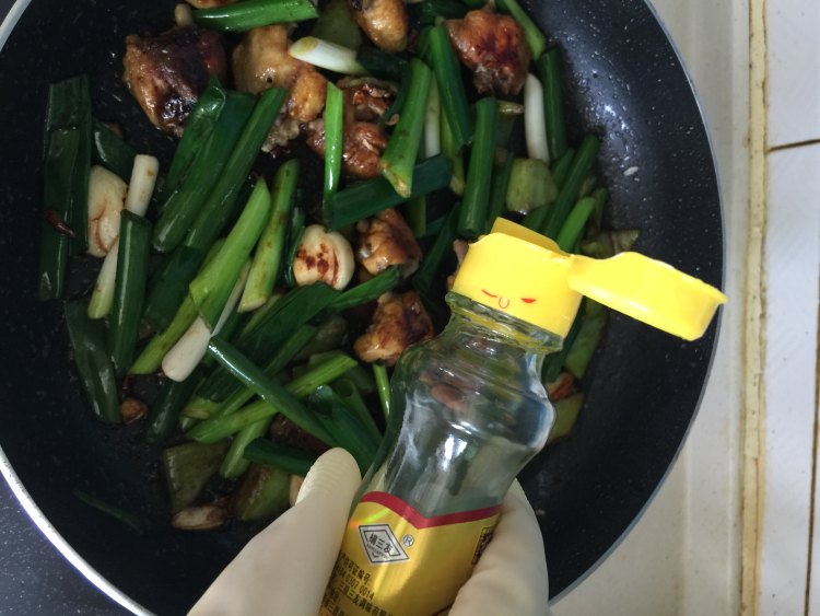 小葱焖鸡翅步骤8