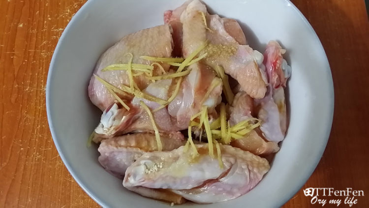 青椒炒鸡翅步骤2