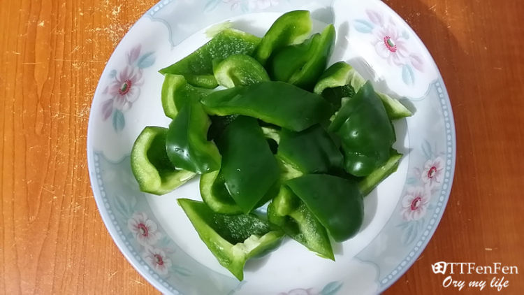 青椒炒鸡翅步骤3