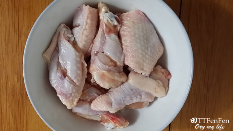 青椒炒鸡翅步骤1