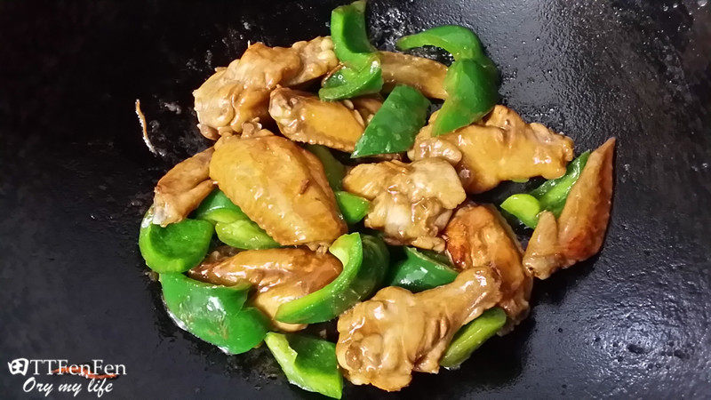 青椒炒鸡翅步骤7
