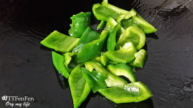 青椒炒鸡翅步骤4