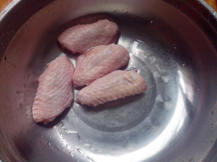 鸡翅煲板栗步骤1