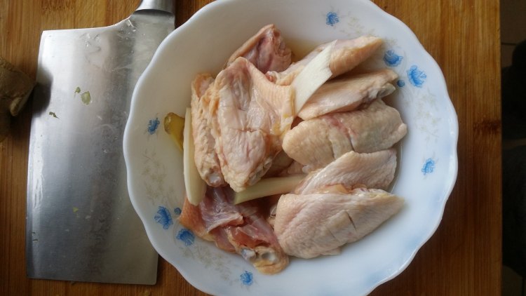 可乐菠萝汁鸡翅步骤1