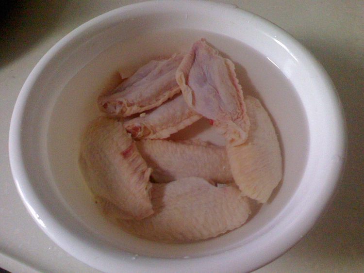 豆瓣酱焖鸡翅步骤1