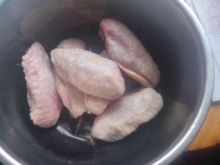 土豆萝卜烧鸡翅步骤1