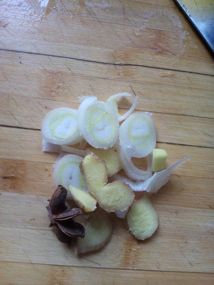 土豆香菇炖鸡翅步骤2