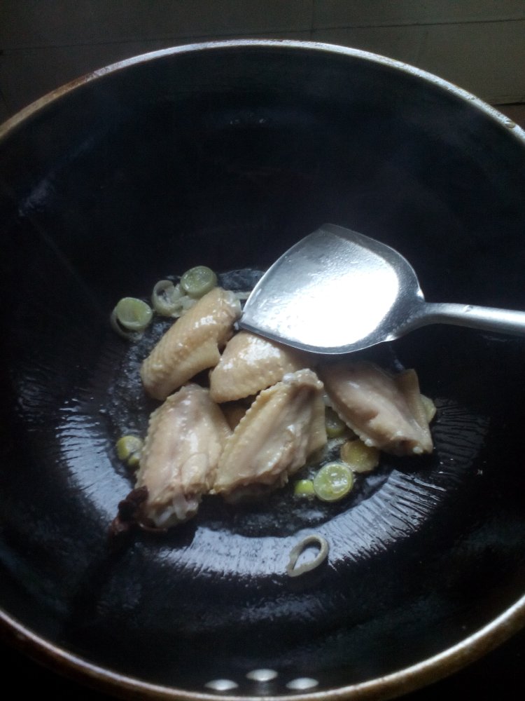 土豆香菇炖鸡翅步骤6