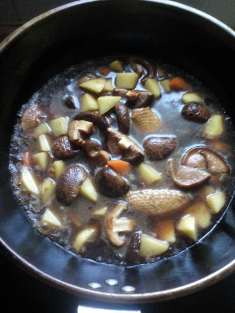 土豆香菇炖鸡翅步骤11