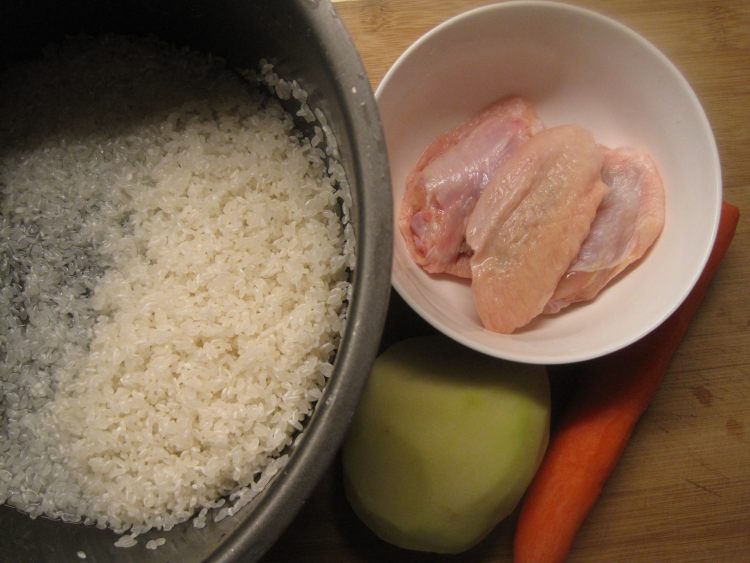 胡萝卜土豆鸡翅焖饭步骤1