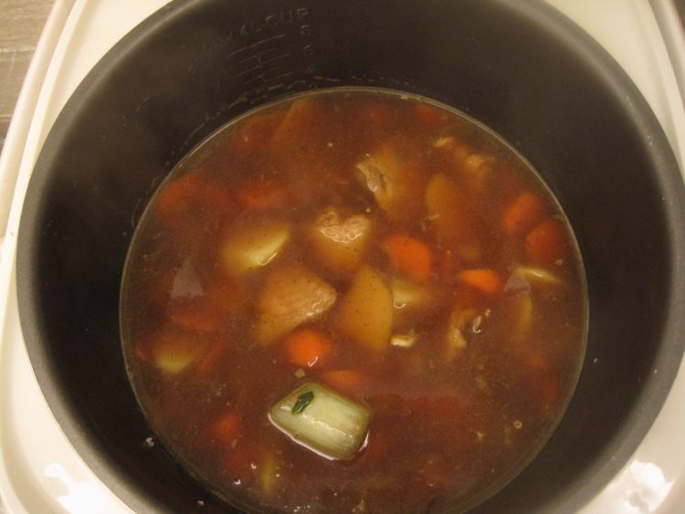 胡萝卜土豆鸡翅焖饭步骤9