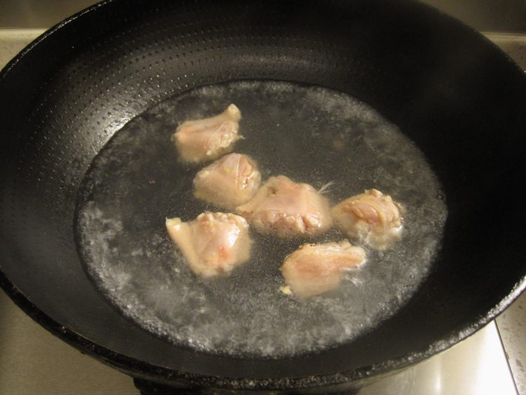 胡萝卜土豆鸡翅焖饭步骤4
