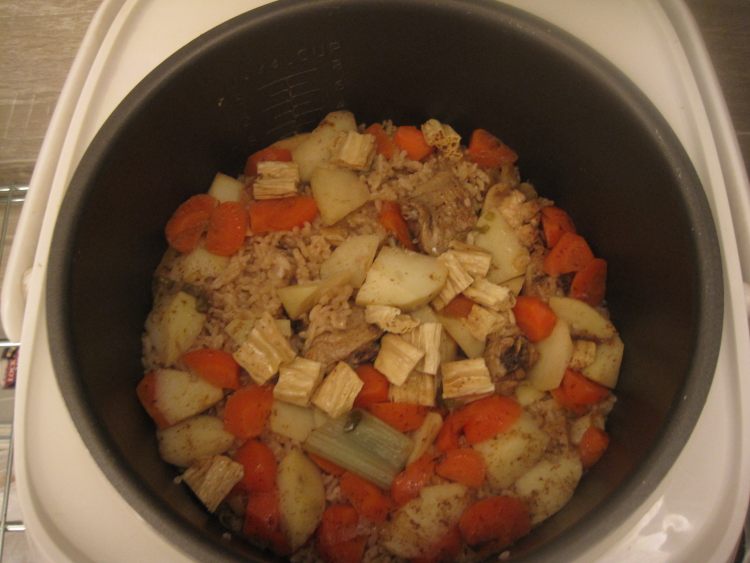 胡萝卜土豆鸡翅焖饭步骤11
