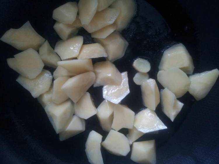 圆葱土豆烧鸡翅步骤3