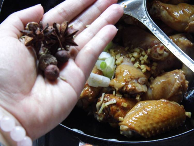 杏鲍菇黄焖鸡翅步骤8