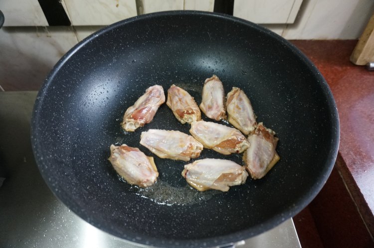 紫苏蚝油焖鸡翅步骤3