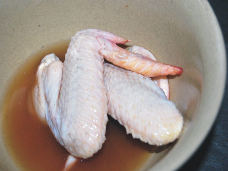 盐煎鸡翅土豆球步骤1