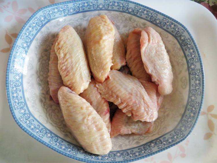 苹果香菇焖鸡翅步骤1