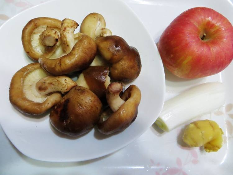 苹果香菇焖鸡翅步骤2