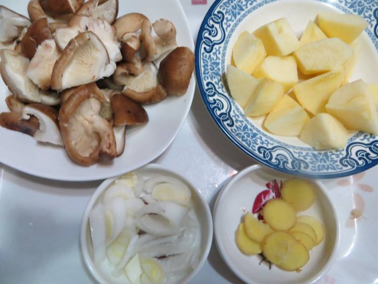 苹果香菇焖鸡翅步骤3