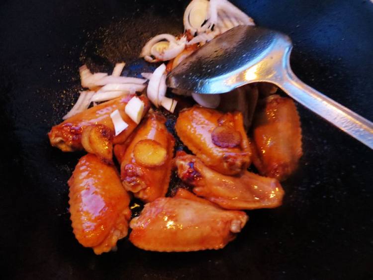 苹果香菇焖鸡翅步骤7