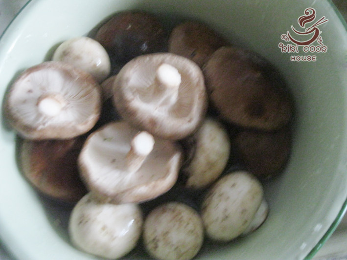 双菇卤鸡翅步骤1