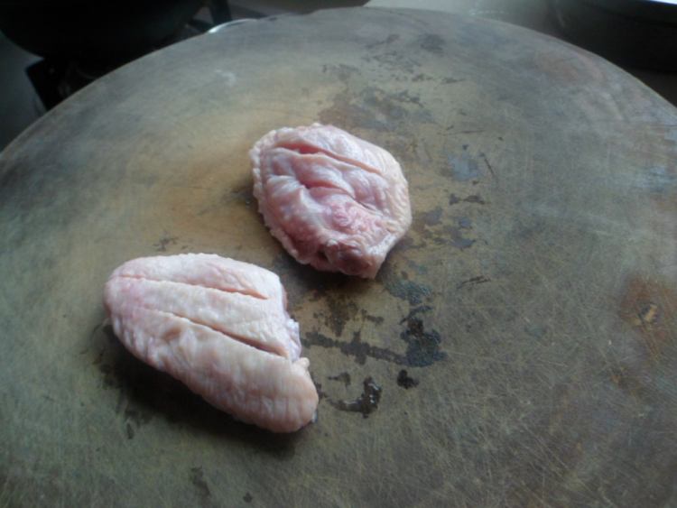 脆皮香酥鸡翅步骤2