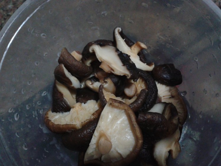 冬菇炆鸡翼步骤2