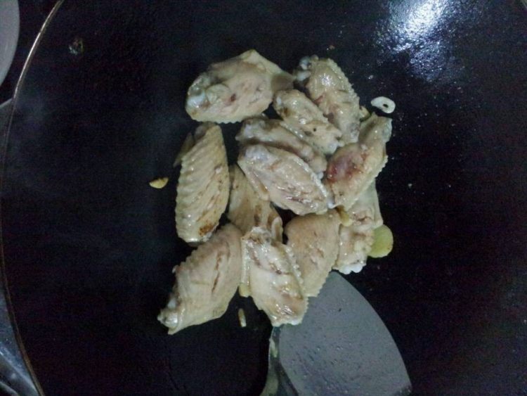 炒鸡翅步骤4