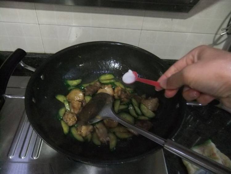 鸡翅炒青瓜步骤8