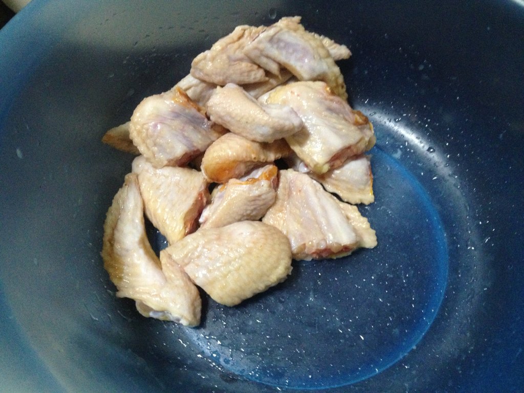 香菇炒鸡翅步骤1