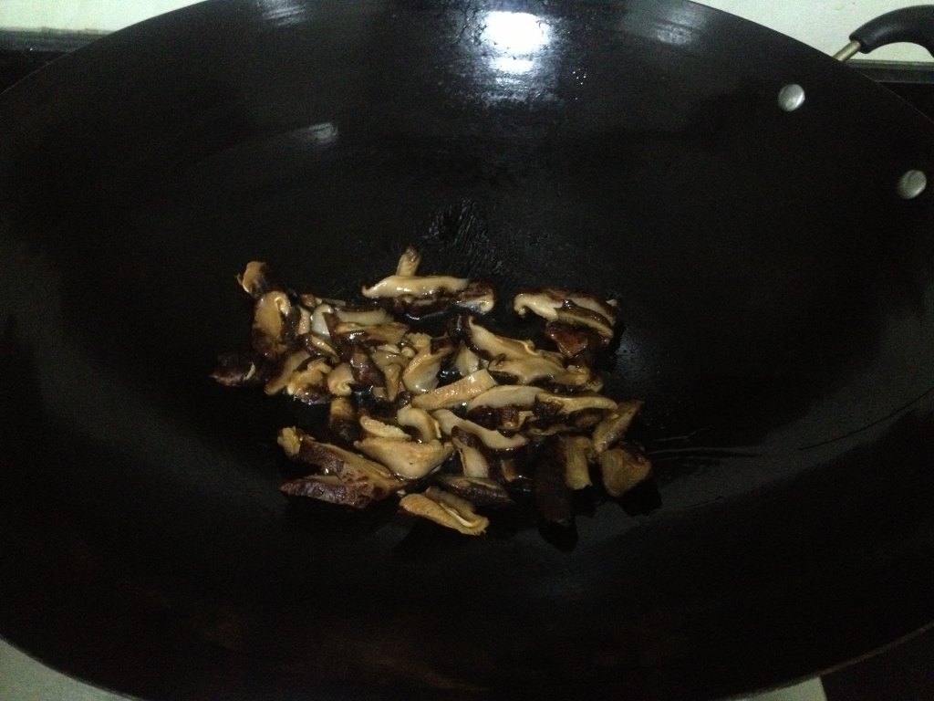 香菇炒鸡翅步骤3