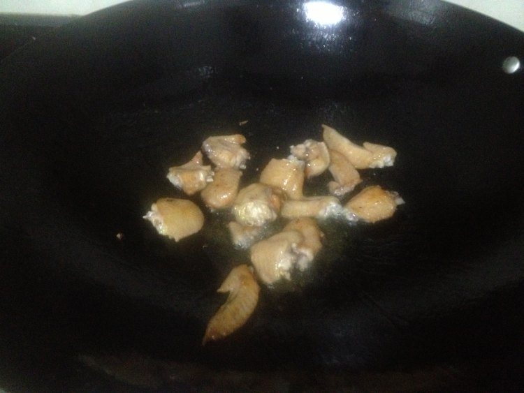 香菇炒鸡翅步骤5