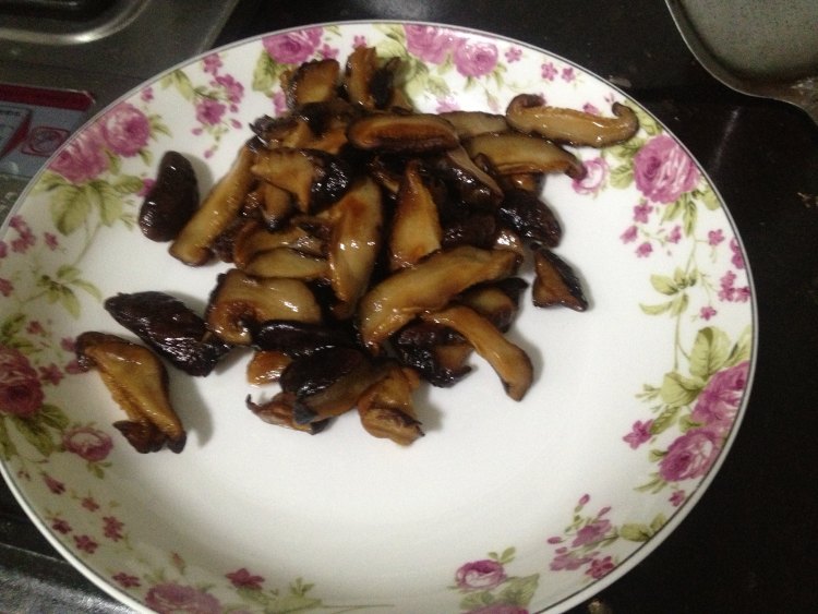 香菇炒鸡翅步骤4