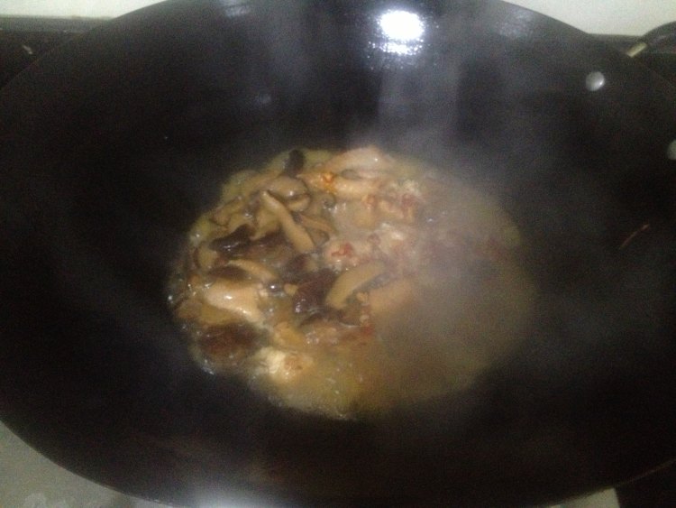香菇炒鸡翅步骤7