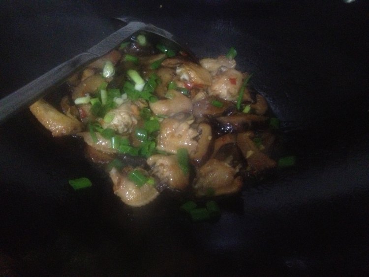 香菇炒鸡翅步骤8