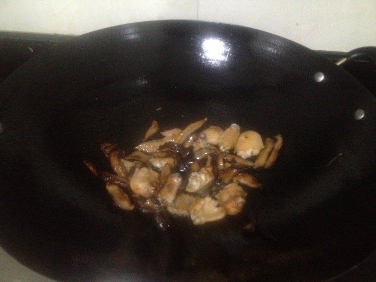 香菇炒鸡翅步骤6