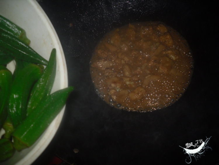 鸡翅炒秋葵步骤9