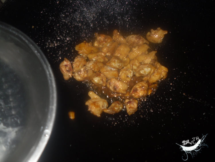 鸡翅炒秋葵步骤8