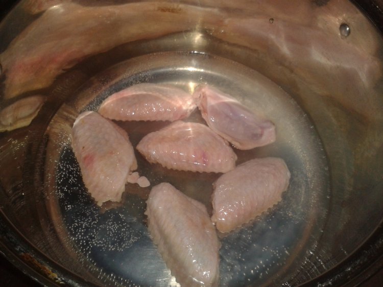 酸萝卜煲鸡翅步骤2
