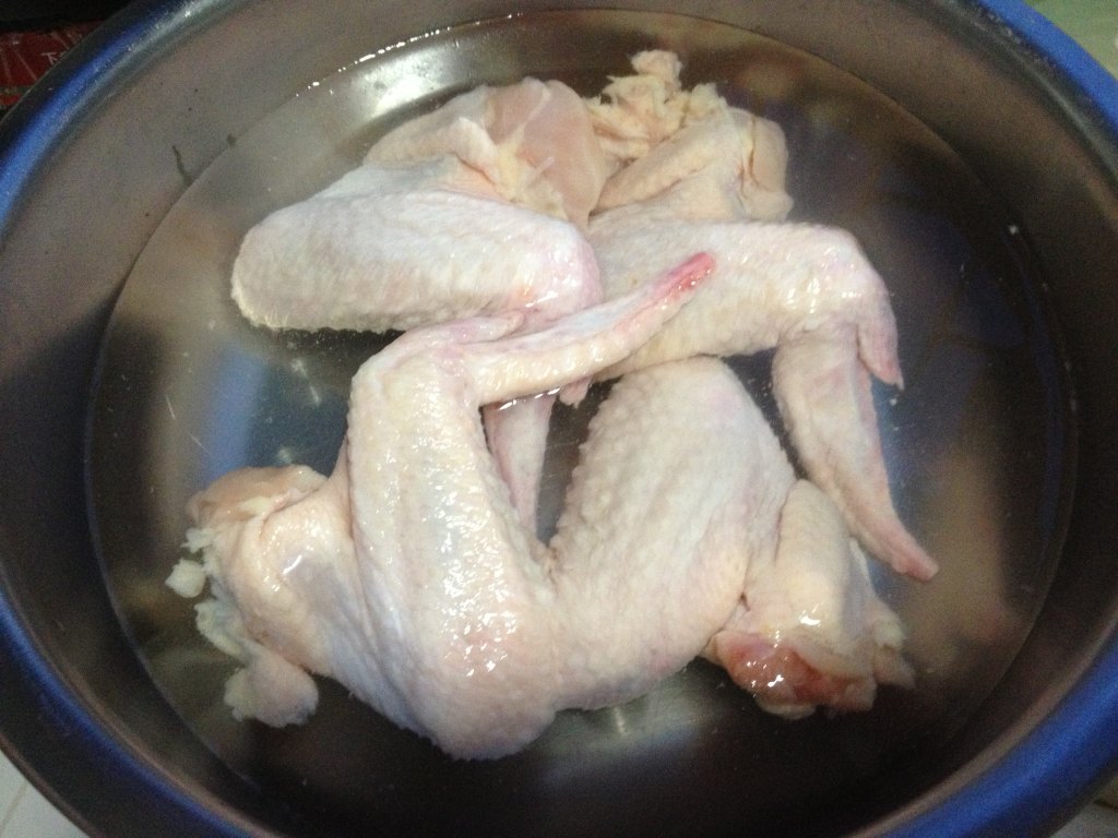 可乐香菇炖鸡翅步骤1